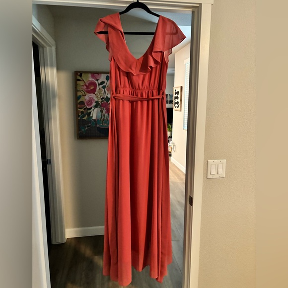 Beautiful dress! - Picture 4 of 5